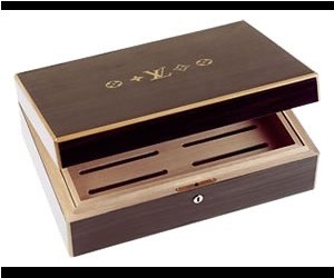 The unique cigar case is made of Mahogany with Macassar ebony veneer finish and pear